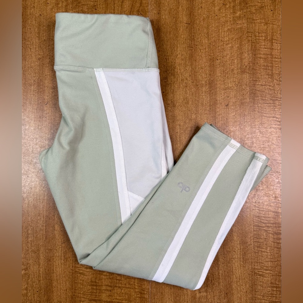 ALO Yoga Cropped Capri Leggings Sz XS Sage Green White Colorblock High Waist